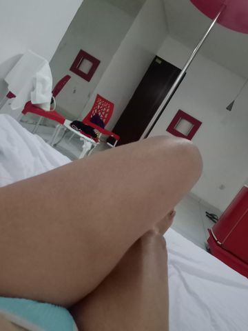 Sou Uma putinha Baixinha magrinha que adora  levar pica no cuzinho e na bucetinha 