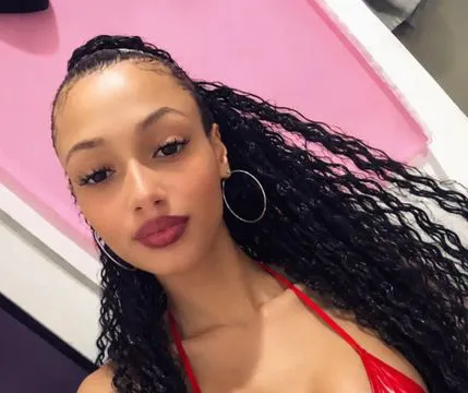 Me chamo Vivian, tenho 18! Anos sou carinhosa, é estou disponível pra satisfazer seus desejos 🫣FAÇO VÍDEO CHAMADA SOZINHA OU ACOMPANHADA AO VIVO NO WHATSAPP 😈😋😋 muito prazer é toda paciência é carinho do mundo  ❤️ Adoro fica meladinha na pica 😈 Sou uma magrinha gostosa da bucetinha rosa apertadinha Estou localizada na Martin de Sa  Per noite hoje por apenas 800 reais chama bb 😏🔥 Vivi Putinha Moranguinho 🍓🍓