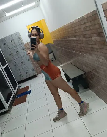 Prazer, sou a Larissa, linda, provocante e dona de um olhar que desperta desejos. Sou daquelas acompanhantes que gostam de provocar lentamente, criar tensão e transformar cada encontro em uma experiência intensa e viciante.

Tenho um jeito carinhoso, uma pegada envolvente e adoro homens que sabem aproveitar bons momentos sem pressa. Cheirosa, sensual e extremamente safada, vou fazer você perder o controle do começo ao fim.

Atendimento discreto e sem decepções, com impecável, beijo marcante e muita química. Realizo fantasias com valores a parte e proporciono momentos inesquecíveis.

Se procura prazer, conexão e uma mulher que sabe exatamente como enlouquecer um homem, acabou de encontrar. Estou no centro de São João de Meriti. Me chama e vem sentir tudo isso de perto, meu número é o 21997908113. Beijos.
