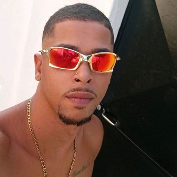 Masculino, posturado e discreto. Dotado e dominador, pronto pra realizar suas fantasias mais secretas sem julgamentos.
Safado, dotado e dominador.
Pegada firme olhar que convida pro proibido e zero frescura!
Atendo em local próprio, hotéis, Motéis ou no conforto do seu lar!
Entrego prazer com pegada firme, me chama e descubra até onde posso te levar...