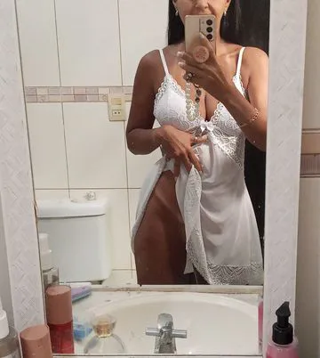  sou extremamente carinhosa adoro dar e receber prazer ,com,local,, ,faço oral e vaginal ,não prático anal e não deixo gozar na minha boca,,se vc quer uma coroa cinquentona,gostosa e experiente ,me chame e terei um imenso prazer em lhe atender ,pois meu lema é O seu prazer!! É o meu prazer!!! Aguardo seu retorno ATENDO CASAL OUTRO VALOR🫦🔥🌈