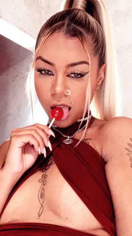 Ninfeta safada gosta de ser dominada na cama 