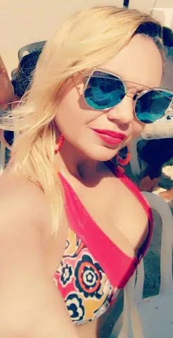 Loira safada atraente tatuada em busca de bons clientes faço massagens e fetiches