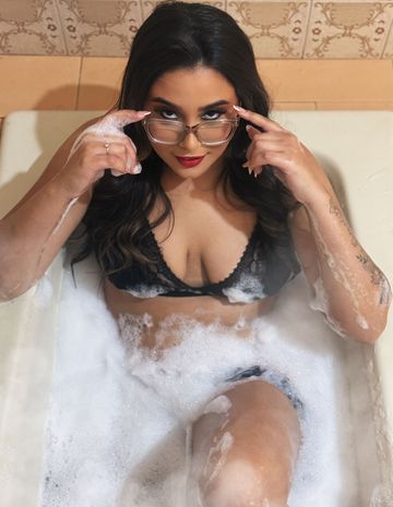 Sou Khalifa, a tentação que vai te virar do avesso, uma ninfeta estilo mignon, pele macia e um sorriso que vai te encantar…Sou tudo o que você procura. Cheguei para proporcionar momentos quentes, sou uma acompanhante envolvente. Minha cavalgada é dos céus, completamente viciante, feita para você se perder. Realizo seus fetiches sem medo, faço oral até a última gota, engolindo tudo com tesão, além de um anal gostoso e bem feito. Sou para os que querem ultrapassar todas as barreiras do prazer.