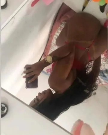Sou uma linda morena afim de fuder bem gostoso com você 