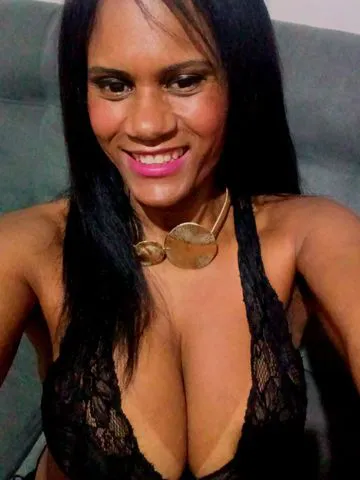 Avelã é intensidade, desejo e presença.
Um corpo que provoca antes mesmo de tocar, um olhar que prende, desafia e convida ao pecado. Cada curva conta uma história quente, cada movimento carrega intenção. Ela não pede atenção ela domina.

A pele morena marrom, o sorriso perigoso e a energia que exala fazem impossível passar ileso. Preta Avelã é para quem gosta do proibido, do lento, do arrepio que começa na nuca e termina sem aviso.
Aqui não existe pressa. Existe clima.
Existe jogo de olhares, respiração próxima, vontade contida e prazer prometido. Preta Avelã não se explica se sente.
Entre, mas saiba: depois de provar essa presença, nada mais é igual🔥🍯