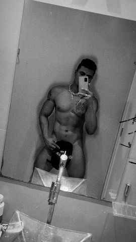 Moreno claro magro definido tatuado de bigode discreto 1,70 64kg 19cm cheio de porra pik pentelhuda mlk macho metedor safado 
