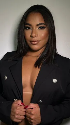 Discreta, envolvente e cheia de mistérios.
Não estou aqui por passatempo meu tempo é precioso (e seletivo).
Se você gosta de exclusividade, atenção e experiências de verdade, talvez a gente devesse conversar fora daqui.
👠 Gosto de quem valoriza presença e sabe surpreender.