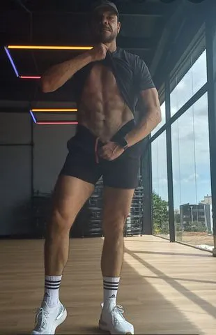 Olá prazer! me chamo Ricardo Santos, sou natural de Rio Verde. atendimento casais, mulheres. discreto e sigilo!