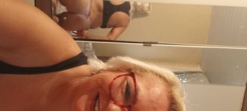 Sexo com tesao e prazer amo xupar e ser xupada e q goze na minha cara finalize na minha boca.
