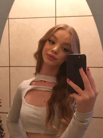 🔥 A loirinha que você estava esperando chegou… 🔥

21 aninhos, novinha na cidade e cheia de charme. 💋
Tenho um olhar provocante, um sorriso perigoso e um jeitinho que pode deixar você querendo repetir a dose. 😈

Sou carinhosa, envolvente e adoro uma boa química. Se você gosta de descobrir aos poucos o que uma loirinha pode despertar em você… vem me conhecer. ❤️‍🔥