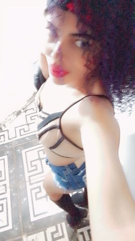 Morena 163 cabelos cacheados adoro dançar canta,carinhosa ,sorridente e extrovertida!