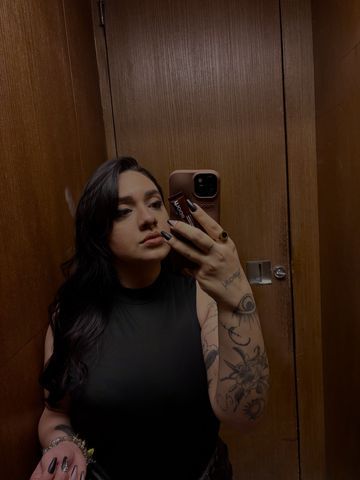 Sou do tipo que provoca sem precisar dizer muito. Gosto de conexão intensa, de olhares que queimam e conversas que terminam em suspiros. Tenho uma energia doce na superfície e fogo por dentro — descubra qual lado aparece primeiro.