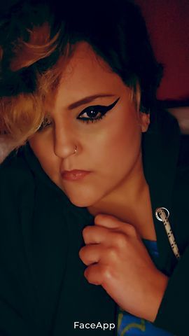 Eu não sou uma mulher, sou a primeira rebeldia, o grito que rasga o silêncio da noite.
Não vim para ser domada. Vim para incendiar.

Nos meus olhos, você verá a escuridão que já habita dentro de si. Nos meus lábios, o veneno doce que corrói sem que perceba. No meu corpo, a perdição que vai te arrastar sem volta.

Não busque em mim o amor. Busque o pecado.
Não espere carinho. Espere submissão ao seu instinto mais primitivo.
Eu sou a força selvagem que te despedaça e, ao mesmo tempo, te faz implorar por mais.

🌙 Se você ousar atravessar minha fronteira, entenderá que Lilith não oferece prazer — ela devora.

📍 Atendo apenas homens que têm coragem de encarar o inferno de olhos abertos.
🔞 Você não sairá o mesmo.