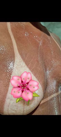 Sou Quarentena Estilo Mulherão madura apetitosa,  cheirosa, gostosa a se garante na cama.  Vem sentir minha boquinha quentinha e aveludada no seu pênis.  Quem provou gostou e pedi bis. Minha vulva adora engolir um pau, socando com força de 4 aí q delícia. Te aguardo cheia de tensão.  Louca pra fazer um sexo gostoso, me surpreenda. Tira um tempinho da sua rotina vem fazer o proibido,  aquela massagem relaxante. Vc não vai se arrepender. Aquela fugidinha rapidinha e gostosinha no teu carro? Vamos gozar? Obs: Estou sem local temporariamenteMe add com o link por favor bjs! 