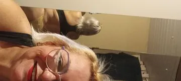 Sexo com tesao e prazer amo xupar e ser xupada e q goze na minha cara finalize na minha boca.
