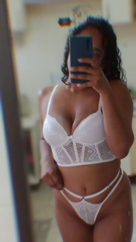 Negra do bocão delicioso vem se delíciar e se acabar nesse corpão todo!! 329127