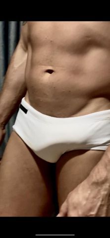 Eu costumo aplicar técnicas na massoterapia adaptadas às necessidades do cliente:  
a primeira é utilizada quando identifico algum nó em partes do corpo do cliente ou quando há queixas de dores; 
a segunda é a massagem relaxante, com movimentos leves, que serve aliviar tensões musculares e também  para a pessoa desestressar.
E também em ponto específico por solicitação do cliente.
