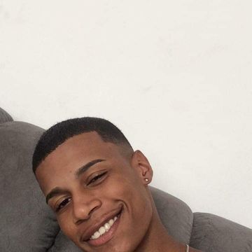 Olá gosto de chupar uma buceta cheirosa e limpinha até gozar, tenho o pau bem sastisfotorio de 16 cm gosto de deixar minha parceira bem incitada