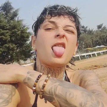 Oie..sou nova no ramo..mas busco novas experiências,sou bi..atendo homens mulheres e casais