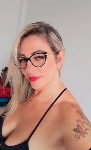 Loira lindíssima, coroa sarada, peitos fartos, barriga lisinha, bumbum empinado e uma pegada que enlouquece qualquer um!
Sou completinha, sem frescura, e totalmente liberal – aqui o prazer é sem limites e do jeitinho que você gosta.

💋 Atendimento envolvente, quente e sem pressa.
🛏️ Gosto de dominar… mas também sei ser bem submissa, se você souber me conduzir.
🍑 Sexo oral caprichado, posições à vontade e um final feliz que você nunca vai esquecer!

📍 Local discreto e confortável
📆 Atendo com horário marcado
🔥 Vem descobrir o que uma mulher experiente e sem tabu pode fazer com você!