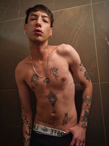 Magrinho todo tatuado vers, 1.80 de altura 58 kg
Pronto pra satisfazer seus desejos 