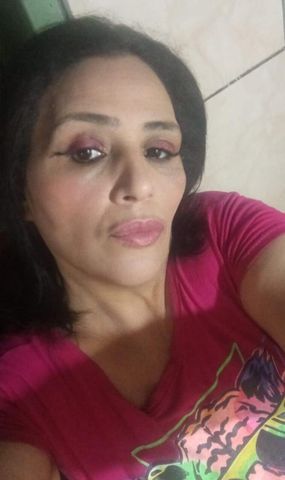 Eu me chamo Clarice sou morena clara tenho olhos castanho claro sou inteligente sou carinhosa e amorosa boa na cama 