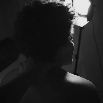 Não sou exatamente o tipo óbvio… e acho que isso fica claro logo de cara.

tenho um jeitinho leve, mas com personalidade. não preciso forçar nada — eu sei o efeito que causo, e gosto disso. sou mais natural, mais tranquila… mas não se engane, tem intensidade aqui também.

não sou de personagem. sou eu mesma: direta, às vezes doce, às vezes provocante. gosto de homens decididos, que chegam com atitude, mas que também sabem apreciar o momento sem pressa.

pra mim, a conexão faz toda a diferença. o jeito que você chega, o cuidado, a intenção… tudo isso conta.

sou simples no que precisa ser, mas sei exatamente onde entregar algo a mais. tenho meus limites e levo isso a sério — mas dentro deles, você encontra uma experiência envolvente, leve e ao mesmo tempo marcante.

não é sobre ser perfeita… é sobre ser de verdade.

se você entendeu a vibe, acho que a gente pode se dar bem. 💫