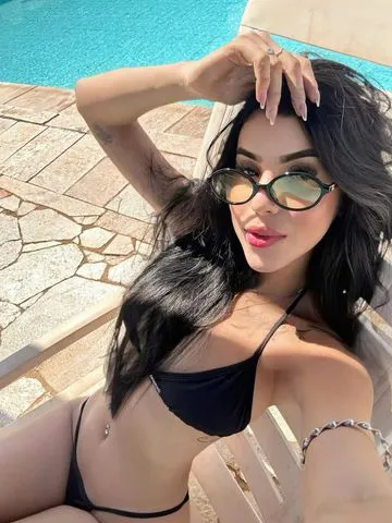 Nicky. Morena, 1,70m, com o tipo de presença que você percebe antes de ouvir a voz. Gosto de conversas que duram além do jantar, vinhos que pedem calma e encontros onde ninguém tem pressa.

Se você procura algo que faça sentido além do visual, me escreve. Atendo em hotel 5 estrelas ou no meu espaço reservado.