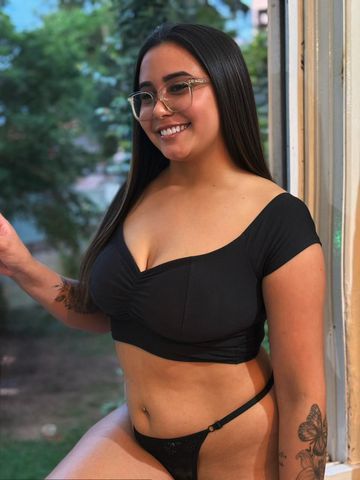 Oi, eu sou a Khalifa, tenho corpo quente, boca provocante e curvas feitas para te enlouquecer, tenho 20 anos de idade, sou uma acompanhante morena e sensual.
Adoro quando o clima esquenta, quando o toque fala mais que mil palavras e o prazer vira o centro de tudo. Gosto de beijos intensos, mãos curiosas e corpos se encontrando sem pressa.
Sei provocar, conduzir e satisfazer cada vontade, da mais suave à mais intensa. Comigo, o jogo é de prazer, entrega e cumplicidade. Sigilo total, respeito e uma química que você vai sentir desde o primeiro olhar.
Me chama e vem descobrir até onde o desejo pode te levar