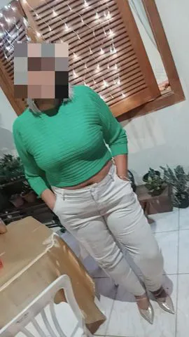 Olá meus amores me chamo Luana sou uma coroa muito gostosa e simpática e fogosa. Sou para homens exigentes que buscam uma companhia gostosa e completa ao seu lado. Tenho seios fartos para melhor lhe satisfazer sou especialista em fazer aquela espanhola de respeito com direito a leitinho na boca. Como sou apertadinha tenho muito medo de fazer um analzinho mas se você for bem carinhoso eu deixo você meter devagar, e depois dar quela bombada com direito a leite de farto. Tem uma boquinha de veludo experiente e mamar rola até o talo bota sua pica inteira dentro da minha garganta. Rebolo gostoso como se estivesse cavalgando pode me chamar de égua se quiser.  Sou especialista em fazer aquela DP pode vir você e seu amiguinho. Daquele jeito um no cu e um na buceta se for com carinho. Sou simpática educada. Tem um local próprio limpo e aconchegante para seu maior conforto. Não perca tempo e venha já me conhecer vou ficar te aguardando com muito amor.