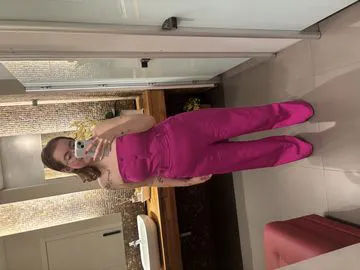 Não sou pg, é temporário!!
faço online(videochamada) e presencial
homens e mulheres
200 a hora + uber ida e volta
não faço anal!!