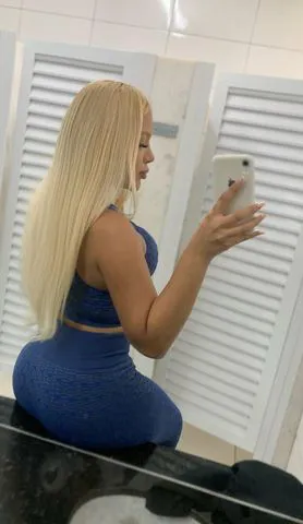 Morena gostinha, olhar malicioso e aquela presença que entrega fogo antes mesmo de tocar. Sou leve no corpo, intensa na atitude e impossível de ignorar.

Tenho educação, gentileza e um tempero ousado que aparece naturalmente — no sorriso, na conversa, na forma como eu chego perto e deixo o clima subir. Comigo não tem novela: é química, verdade e desejo acontecendo sem travas emocionais.

Gosto de energia forte, companhia segura de si e momentos que saem do comum. Sou livre, desinibida e sei exatamente como transformar qualquer encontro em algo quente, memorável e viciante.

Se você procura uma mulher que mistura doçura com ousadia, elegância com malícia e presença com intensidade… encontrou.