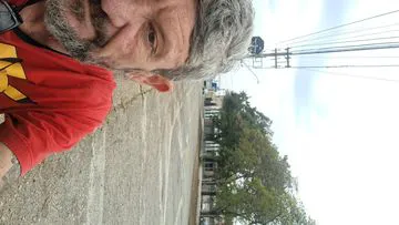 Coroa experiente sem preconceito ativo porém versátil faço vídeo chamada atendo homens  mulheres e casais realizo fetiche e adoro sexo chupar buceta mamo gostoso vcs iram adorar só não dou o resto eu faço adoro levar uma mijada também e chupar um cuzinho  promoção ate domingo 35.00 a hora em drive motel ou hotel 