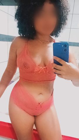 Olá, meu bem! Me chamo Pérola, 25 anos, essa acompanhante empoderada, dona de um corpo e olhar atraentes, com um rostinho de safada e angelical ao mesmo tempo. Meu atendimento é personalizado e sempre busco satisfazer as necessidades individuais de cada cliente. Curto desde um sexo mais romântico ao avassalador. Faço o estilo namoradinha e também dominante. Sou bastante intensa e amo me entregar ao momento. Minhas especialidades vão muito além do que simplesmente algo mecânico e forçado. Atendo homens, mulheres e casais. Realizo fetiches, inversão de papéis, etc. Te convido a agendar seu momento comigo e tirar suas próprias conclusões se permitindo viver o ápice do prazer!