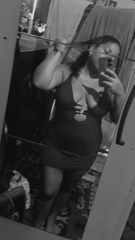 Uma morena safadinha pronta para te satisfazer