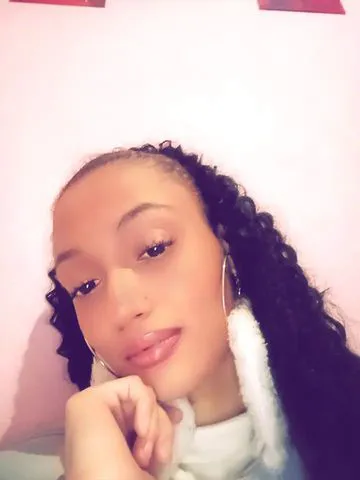 Me chamo Vivian, tenho 18! Anos sou carinhosa, é estou disponível pra satisfazer seus desejos 🫣muito prazer é toda paciência é carinho do mundo 
