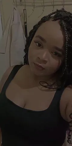 Baiana de 26 anos com carinha de 18 com muita experiência, esperando pra te mostrar o que uma baiana sabe fazer, dia 12 está chegando me chame para não se sentir sozinho.