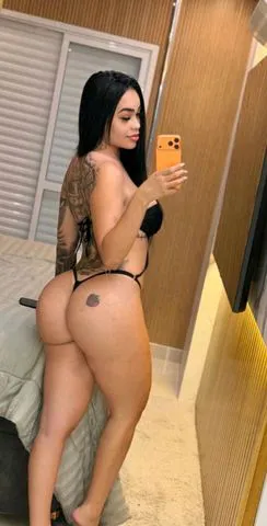 Lora gostinha, olhar malicioso e aquela presença que entrega fogo antes mesmo de tocar. Sou leve no corpo, intensa na atitude e impossível de ignorar.

Tenho educação, gentileza e um tempero ousado que aparece naturalmente — no sorriso, na conversa, na forma como eu chego perto e deixo o clima subir. Comigo não tem novela: é química, verdade e desejo acontecendo sem travas emocionais.

Gosto de energia forte, companhia segura de si e momentos que saem do comum. Sou livre, desinibida e sei exatamente como transformar qualquer encontro em algo quente, memorável e viciante.

Se você procura uma mulher que mistura doçura com ousadia, elegância com malícia e presença com intensidade… encontrou.