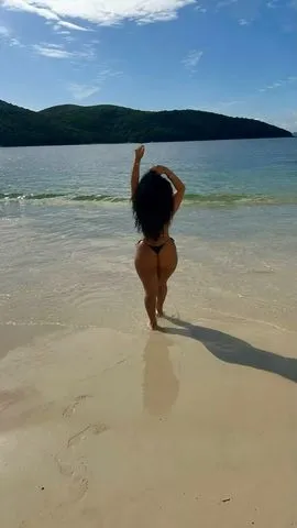 Olá! Seja bem-vindo. Sou uma mulher carismática, bem cuidada e atraente. Para o nosso encontro, tenho algumas regras: não faço anal, o sexo e o oral são indispensáveis com preservativo. Não possuo local próprio, mas garanto que minha companhia vale muito a pena.