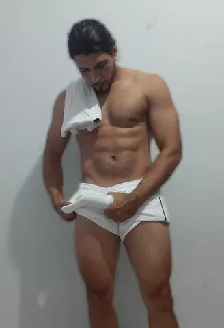 Sou um homem  de personalidade forte dominador na cama , sexo com pegada brutalidade e prazer sem meias palavras homem de postura atitude firme e forte .