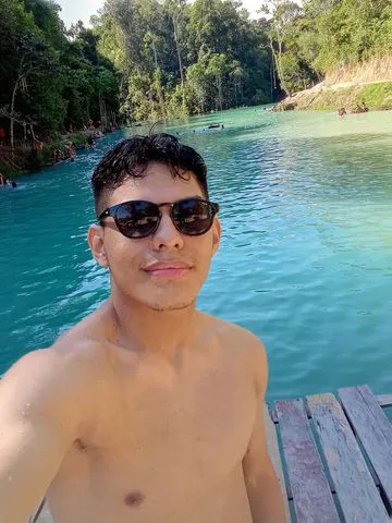 Sou um garoto lindo, magro, e com 18cm de pau, se quiser um pouco de diversão me chama ai bb… 🔥
