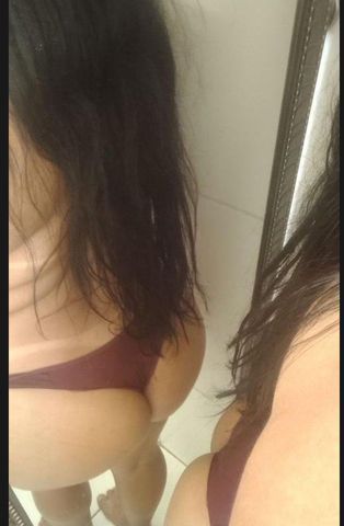 Sou morena 1;54 tenho cabelo comprido sou carinhosa atenciosa faço com casais, homens e mulheres acima de 40 anos atendo em motel 