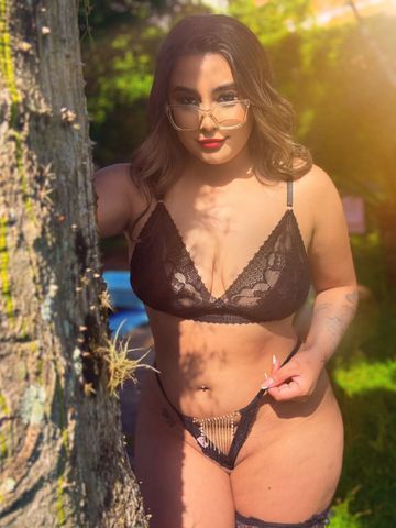 Sou Khalifa, a tentação que vai te virar do avesso, uma ninfeta estilo mignon, pele macia e um sorriso que vai te encantar…Sou tudo o que você procura. Cheguei para proporcionar momentos quentes, sou uma acompanhante envolvente. Minha cavalgada é dos céus, completamente viciante, feita para você se perder. Realizo seus fetiches sem medo, faço oral até a última gota, engolindo tudo com tesão, além de um anal gostoso e bem feito. Sou para os que querem ultrapassar todas as barreiras do prazer.