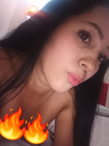 Sou Uma putinha Baixinha magrinha que adora  levar pica no cuzinho e na bucetinha 