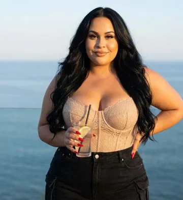 Ola gostosos! Que tal uma foda bem gostosa? Sou gordinha , mais o resultado dos meus atendimentos é bem sabor quero mais. 
Meus atendimentos presenciais:
Oral com garganta profunda, vagina com várias posições, massagem prazerosa , feitiche etc...
Conteúdos online
Fotos, vídeos, chamada de vídeo 
E o combo do conteúdo online.
Valores pelo whatsapp , atendimento em motéis e hotéis, pra bairros distantes cobro taxa de deslocamento.
Agenda toda semana , antes de marcar verifique se vai dá pra vcs pra não me deixar esperando e perdendo clientes.
Vamos gozar bem gostoso, ansiosa pra atender vcs.