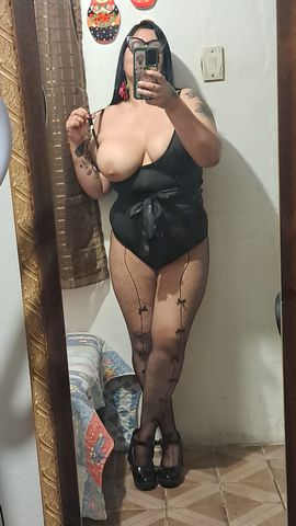 Voltei!!!! Olá queridos! Sou Luiza uma milf peituda gaúcha cheia de tesão buceta apertadinha seios lindos fartos para uma espanhola. Boca carnuda gulosa adoro beijar e chupar muito até você gozar. Faço massagens eróticas relaxante prostática com finalização oral manual ou penetracao. Faço também inversão sissy com acessórios strap on  também dominação com acessórios. Faço chuva dourada podolatria lindos pés sempre pintados solas lisinhas você escolhe suja ou limpa cheirosa ou com chulé Saltos meias...Faço depilação íntima ou td corpo com máquina.Sou fetichista atendo sempre com roupas eróticas meias Saltos bem feminina.
Agora vamos para o prazer virtual que eu faço incluí vídeo chamada  sexting  roleplay venda de conteúdo meus sozinha me mastubando  ou fudendo chupando porra nos seios boca ,com amigas enfim uma infinidades de prazeres com muitas promoções. Me mande uma mensagem para combinarmos. Atendo com local motel hotel domicílio e virtual tudo para seu prazer. Aguardo sua mensagem beijinhos 🍓🍆🐸🍭🍒👑😈🫦💄👠🫶😘
