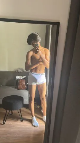 Jovem versátil, bonito e de presença marcante. Dotado, atencioso e discreto. Ótima companhia para encontros casuais e momentos especiais. Também com dotes culinários para tornar qualquer encontro ainda mais agradável.