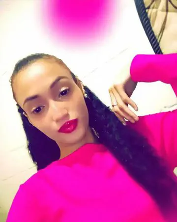 Me chamo Vivian, tenho 18! Anos sou carinhosa, é estou disponível pra satisfazer seus desejos 🫣muito prazer é toda paciência é carinho do mundo 