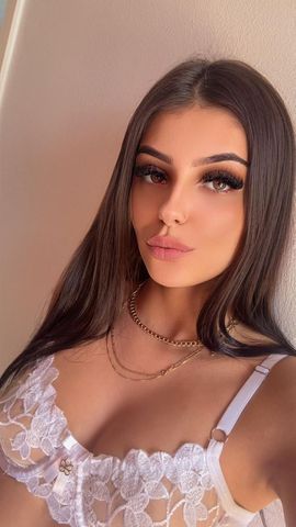 Um corpo que convida, uma boca que provoca, um olhar que domina…
Sou natural, pele macia, curvas jovens e cheias de malícia.
Não finjo, não apresso: comigo o prazer é vivido de verdade, no ritmo que faz seu corpo pedir mais. Minha essência?
Misturo doçura e safadeza, carinho e intensidade, até você perder a noção do tempo.

✔️ quente, sedutora e autêntica
✔️ Fotos reais e recentes
✔️ Local privativo, discreto e confortável
✔️ Atendimento dedicado, envolvente e inesquecível

🔞 Se sua fantasia é uma safada, linda e sem frescura… acabou de encontrar.